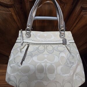 Coach Cream Vintage Shoulder Bag Elegant Design Pre-owned 2 Tags A1249-18979